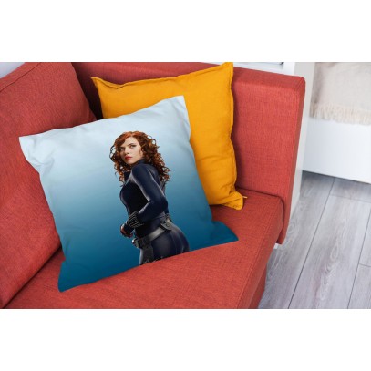 Perna Scarlett Johansson is Black Widow
